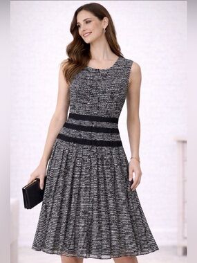 Halogen Black & White Pleated Dress Size 4 Sleeveless Fit & Flare Work Career